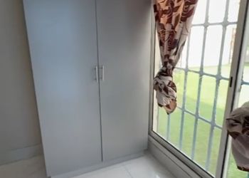 شاليه بمسطح اخضر وجلسة خارجية 