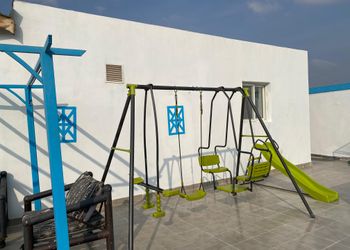 استراحة بمسطح اخضر وجلسة خارجية