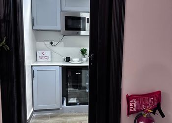 استديو بأثاث مريح وبسيط 