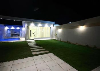 شاليه بمسبح خارجي ومسطح اخضر