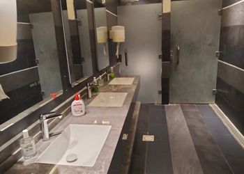 شاليه بمسطح اخضر ومجالس 
