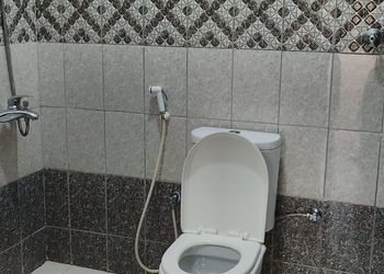 شاليه بمسطح اخضر وجلسة خارجية