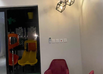 شاليه بجلسه مطله على العاب اطفال