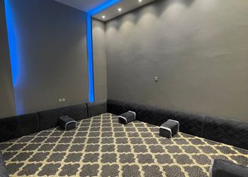 شاليه بمسطح اخضر ومسبح