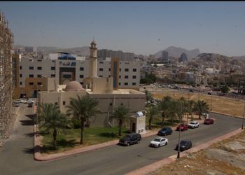 شقة هادئة بثلاث غرف نوم وصالة 
