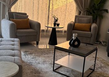 شاليه بمجلس مطل على العاب مائية