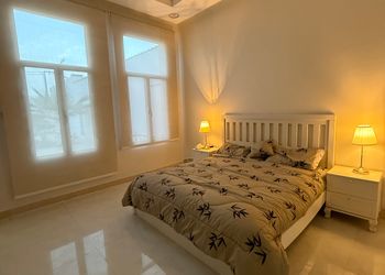 استراحة بمجلس وفناء خارجي 