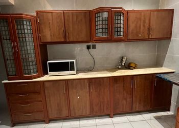 شاليه بمسطح اخضر وجلسة خارجية 