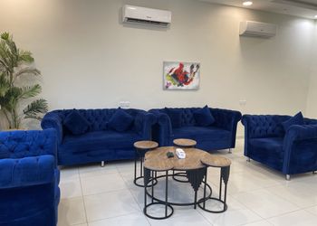 شاليه بجلسة خارجية ومسطح اخضر