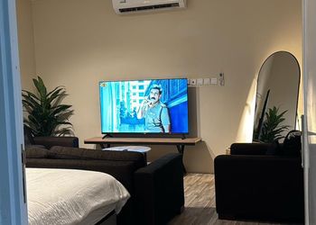 استديو بسرير ماستر وأثاث مريح 