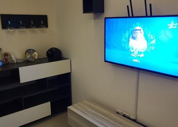 شقة بصالة جلوس وأثاث مريح 