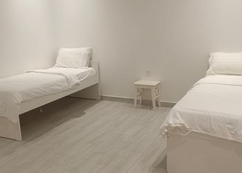 شاليه بمسطح اخضر وجلسة خارجية 