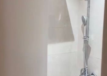 شقة بصالة وثلاث غرف نوم