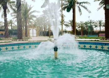 مسطح اخضر بملعب كره طائرة