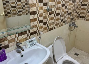 شقة بغرفة جلوس وغرفتين نوم 