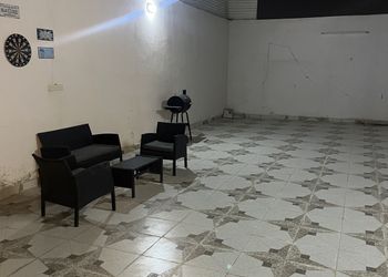 فيلا بصالة جلوس وجلسة خارجية