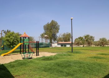 استراحة بمسطح اخضر وجلسه خارجيه