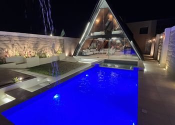شاليه بمسطح اخضر ومسبح 