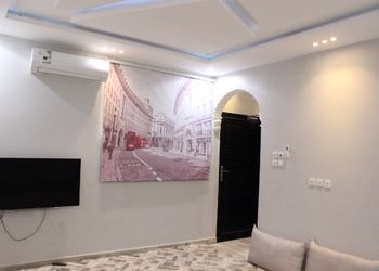 شاليه بمسطح اخضر وجلسة خارجية
