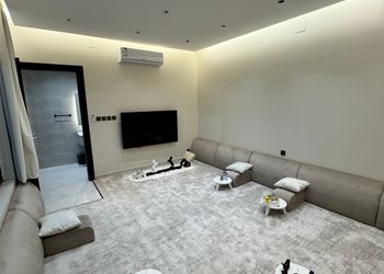 شاليه بمسطح اخضر ومسبح 