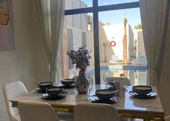 شاليه بجلسة تطل على مسبح خارجي 