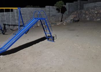 شاليه بجلسة خارجية وألعاب أطفال