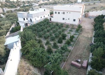 فيلا بصالة جلوس وغرفتين نوم