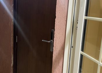 استديو بأثاث مريح وبسيط 