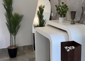 شالية بمسطحات خضراء وجلسة خارجية
