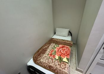 غرفة بأثاث مريح وبسيط 