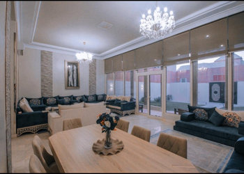 شاليه بمسطح اخضر وجلسة خارجية 