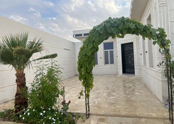 استراحة بمجلس وفناء خارجي 