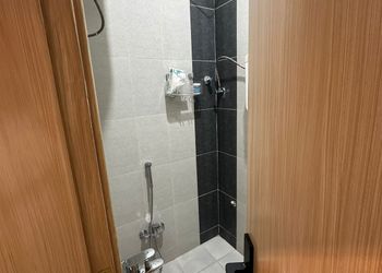 استديو بسرير ماستر وجلسة مريحة 