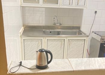 استديو بسرير ماستر وأثاث مريح 