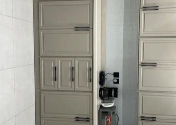 شقة بصالة أنيقة وثلاث غرف نوم 