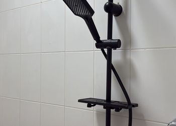 شقة بغرفة معيشة وغرفة نوم