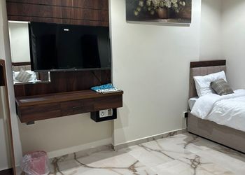 استديو بأثاث مريح وبسيط 