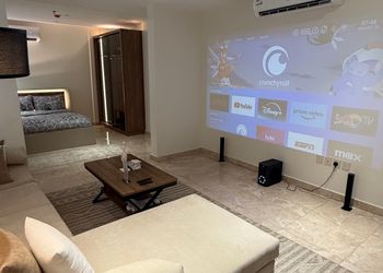 شقة بصالة مريحة وغرفة نوم 