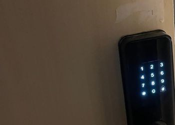 شقة بصالة أنيقة ودخول ذاتي