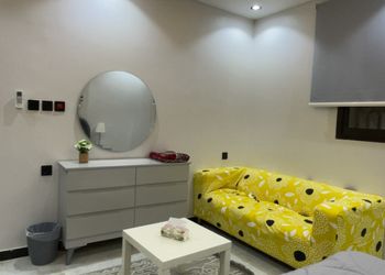استديو بسرير ماستر وأثاث مريح 