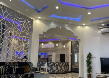 شاليه بجلسة تطل على مسبح خارجي 
