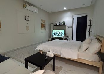 استديو بأثاث مريح وبسيط 