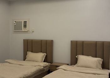 شقة بغرفتين نوم وجلسة خارجية 