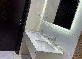 شاليه بجلسة تطل على مسبح خارجي 