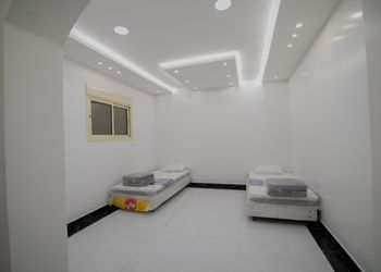 شاليه بجلسة خارجية ومسطح اخضر