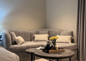 استديو بأثاث مريح وبسيط 