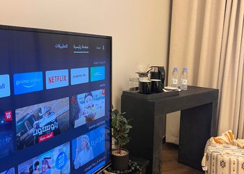 استديو بسرير مريح وأثاث بسيط