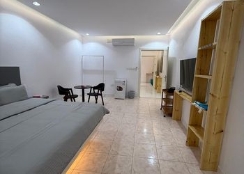 استديو بسرير مريح وأثاث بسيط