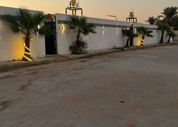 شاليه بجلسة مطلة على مسبح 