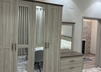 استديو باثاث مريح وبسيط 